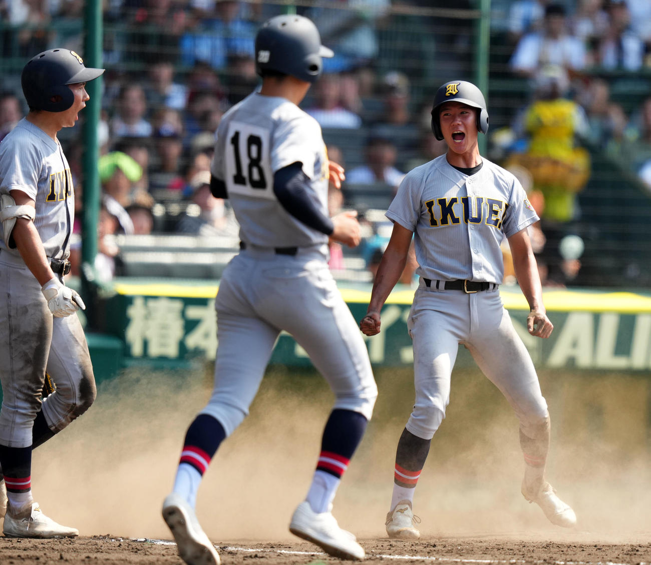 神村学園対仙台育英　3回裏仙台育英1死三塁、斉藤陽の三犠打野選で本塁へ生還しほえる山田（右）（撮影・横山健太）