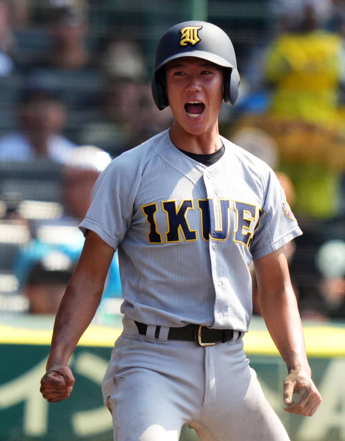 神村学園対仙台育英　3回裏仙台育英1死三塁、斉藤陽の三犠打野選で本塁へ生還しほえる山田（撮影・横山健太）