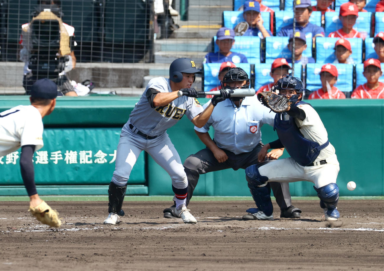 神村学園対仙台育英　3回裏仙台育英1死三塁、斎藤陽はセーフティースクイズを決める（撮影・上山淳一）