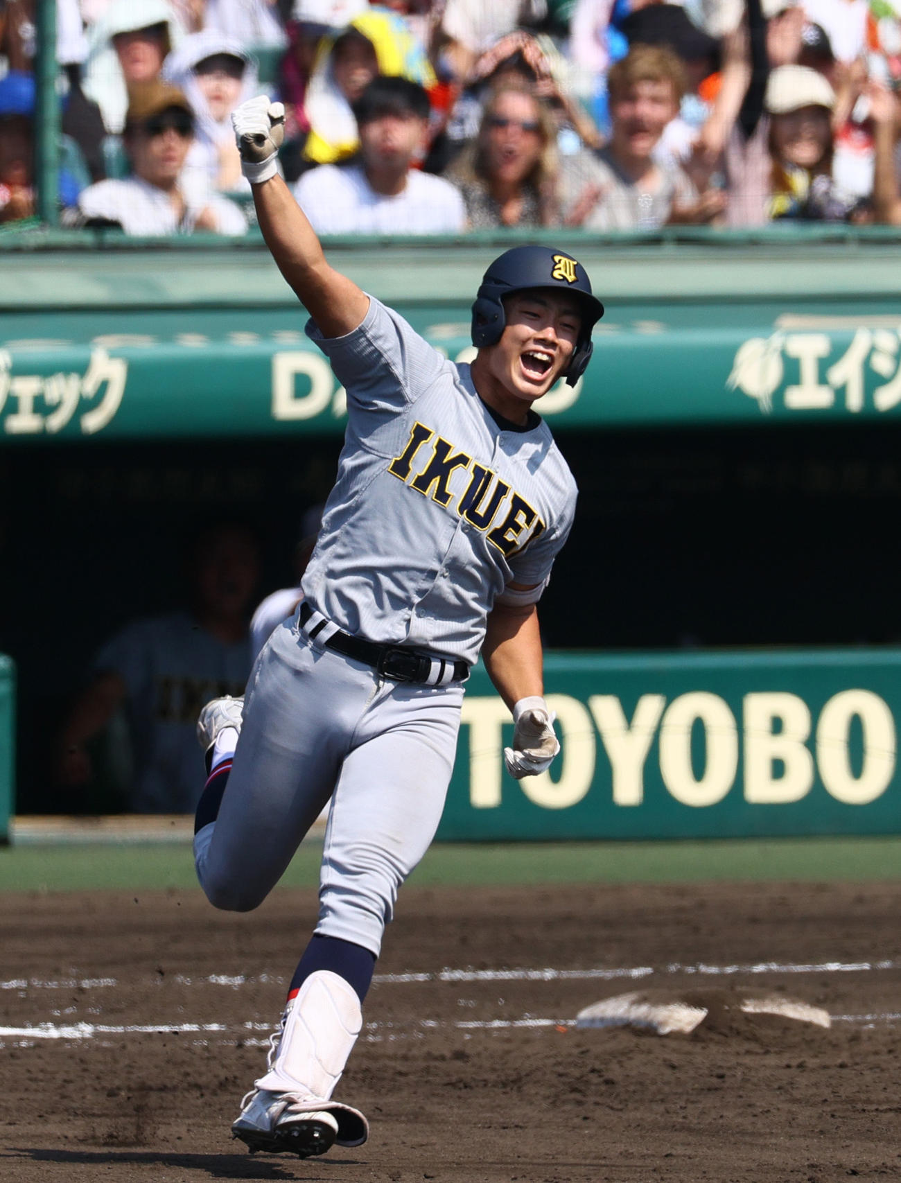 神村学園対仙台育英　3回裏仙台育英1死二塁、鈴木は中越え2点本塁打を放ちガッツポーズする（撮影・上山淳一）
