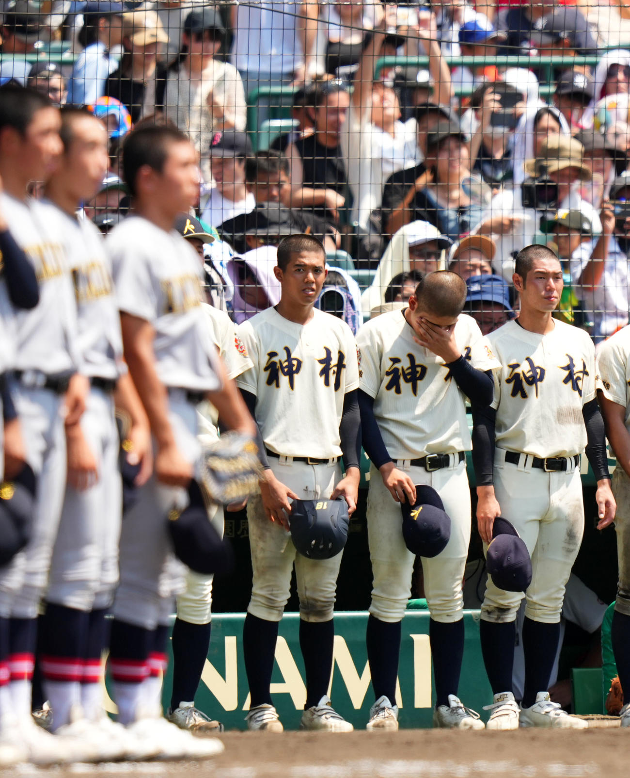 神村学園対仙台育英　涙を流す神村学園・松永（右から2人目）（撮影・横山健太）