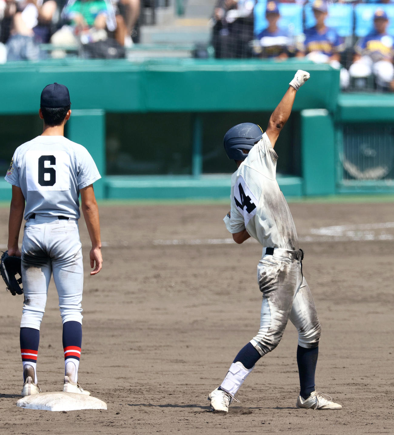 神村学園対仙台育英　5回表神村学園2死二塁、増田（右）は右前適時打を放ち二塁でガッツポーズする（撮影・上山淳一）