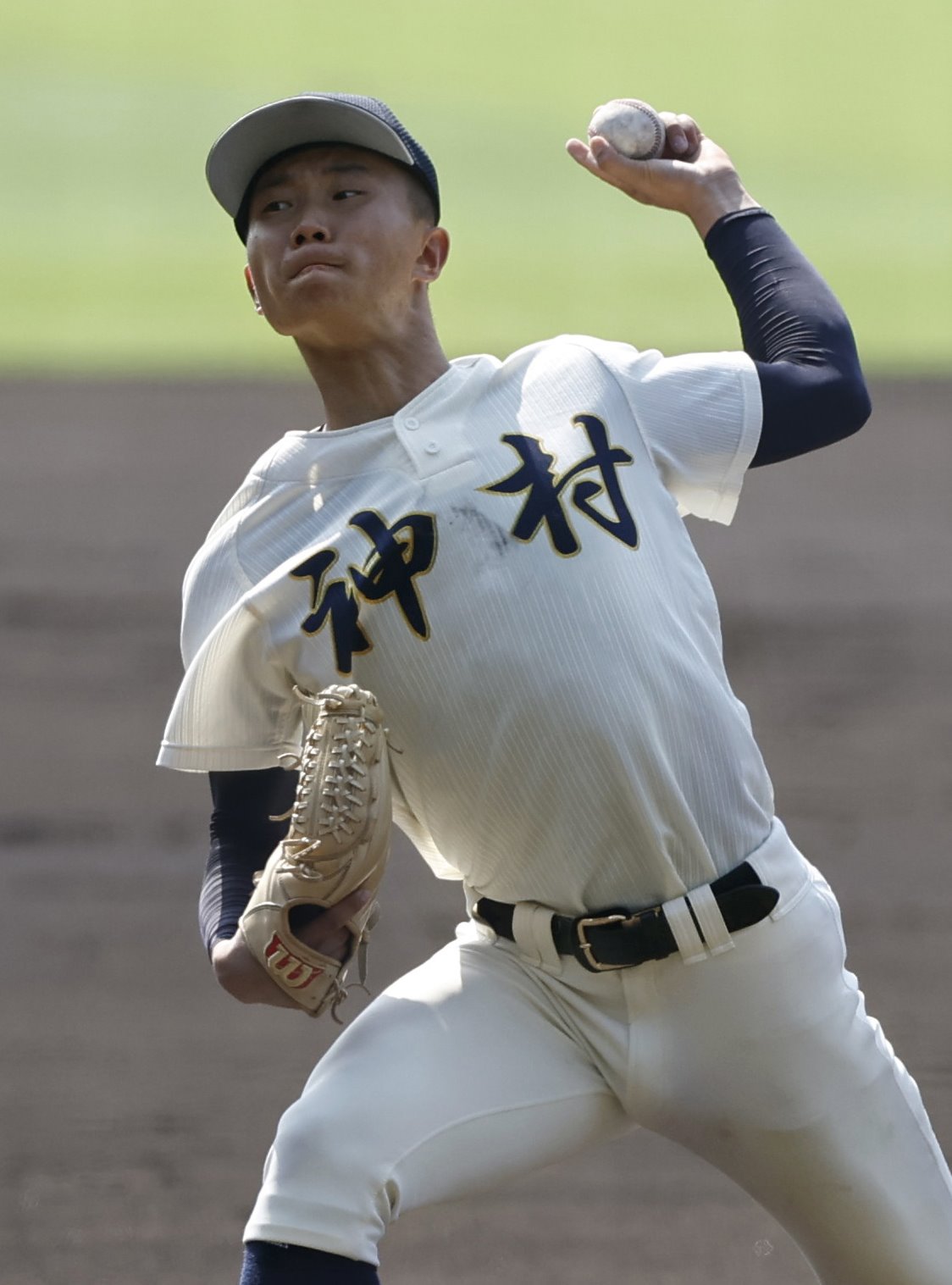 仙台育英戦の2回途中から2番手で登板した神村学園・黒木（共同）