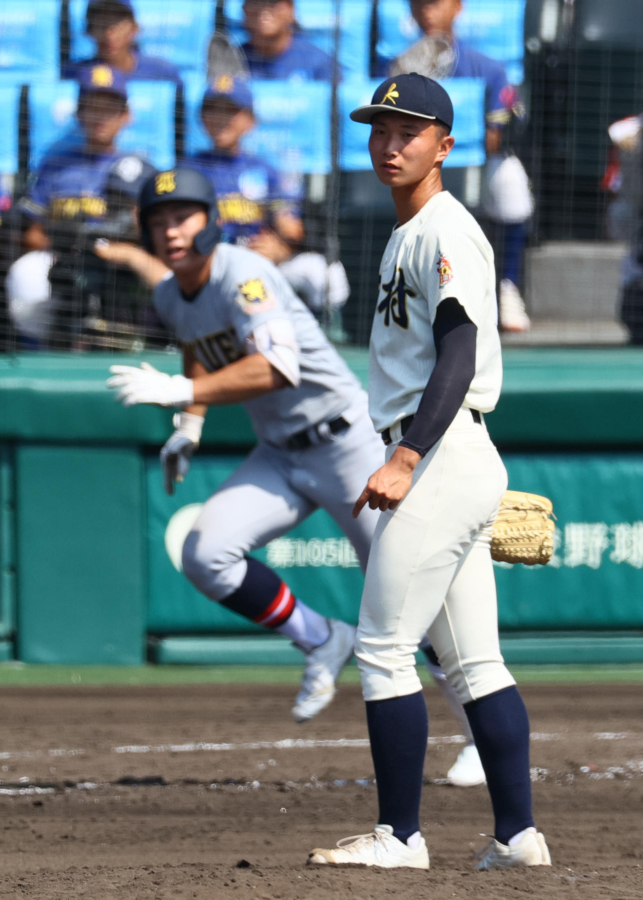 神村学園対仙台育英　3回裏仙台育英1死二塁、黒木（手前）は鈴木に中越え2点本塁打を被弾する（撮影・上山淳一）