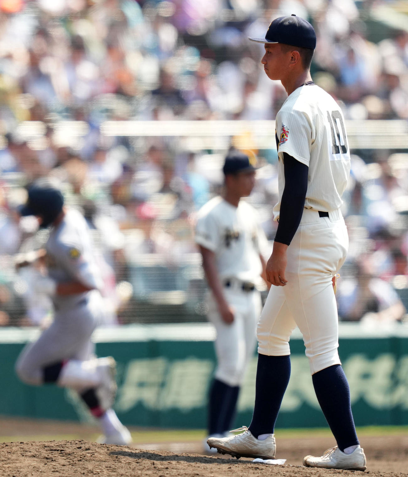 神村学園対仙台育英　3回裏仙台育英1死二塁、鈴木に中越え2点本塁打を浴び肩を落とす黒木（撮影・横山健太）