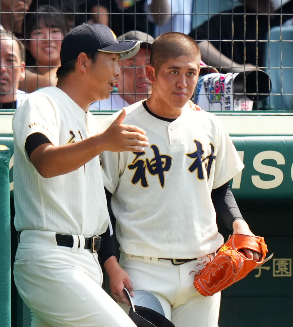 神村学園対仙台育英　2回裏途中、マウンドを降りた神村学園・松永（左）に声をかける小田監督（撮影・横山健太）