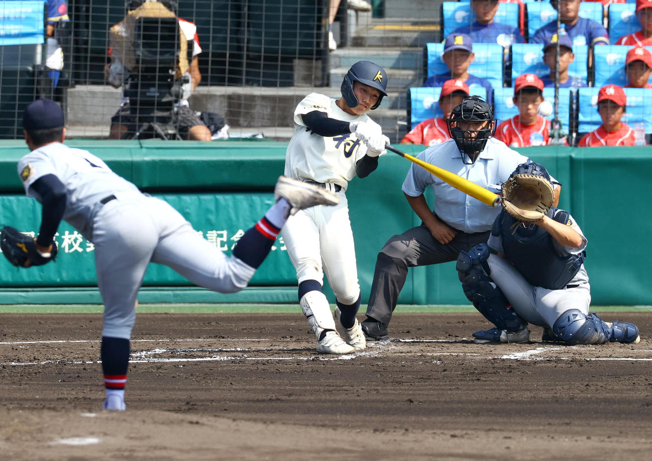 神村学園対仙台育英　2回表神村学園1死一、二塁、松尾は左に先制の適時二塁打を放つ（撮影・上山淳一）