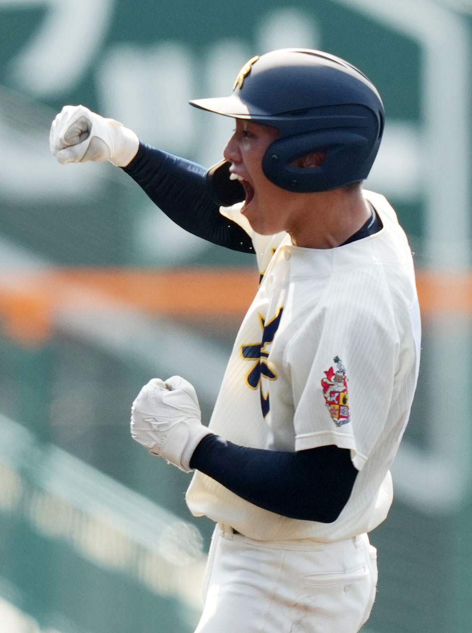 神村学園対仙台育英　2回表神村学園1死一、二塁、左越え適時二塁打を放ち雄たけびを上げる松尾龍（撮影・横山健太）