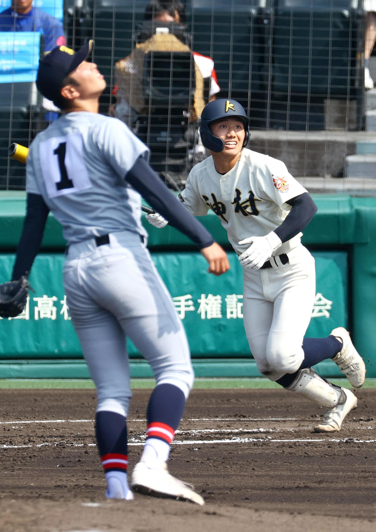 神村学園対仙台育英　2回表神村学園1死一、二塁、松尾は左に先制の適時二塁打を放つ・投手高橋（撮影・上山淳一）
