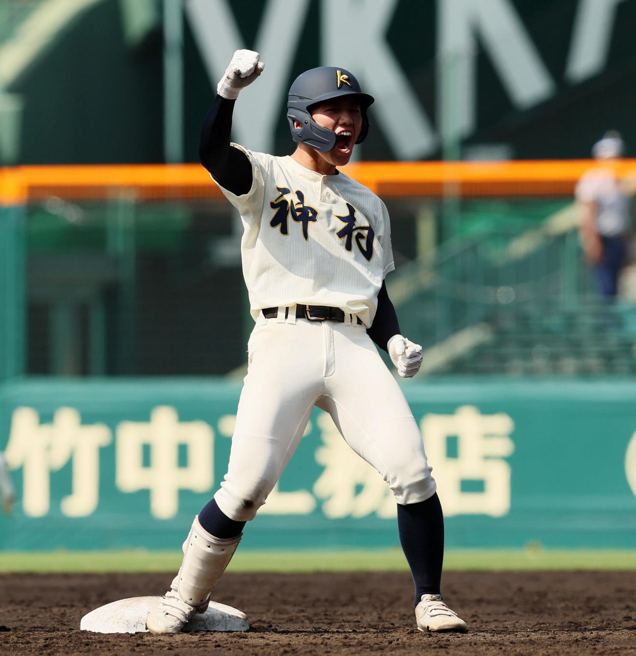 神村学園対仙台育英　2回表神村学園1死一、二塁、松尾龍は左へ適時二塁打を放つ（撮影・加藤哉）