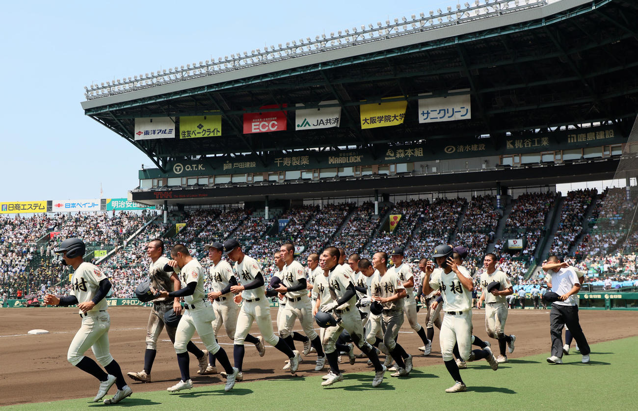神村学園対仙台育英　仙台育英に敗れ応援団へあいさつに向かう神村学園ナイン（撮影・加藤哉）