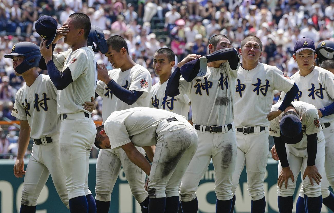 仙台育英に敗れた神村学園の選手たち（共同）