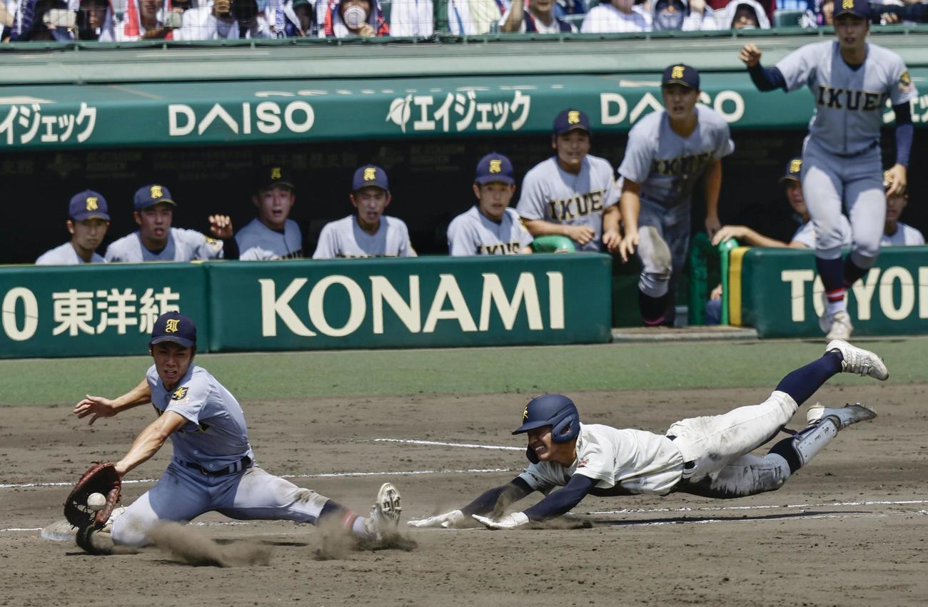 仙台育英―神村学園　9回表神村学園1死一、二塁、松尾龍が二ゴロで一塁に滑り込むが併殺となり試合終了。一塁手住石（共同）