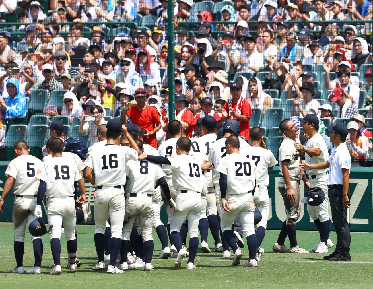 神村学園対仙台育英　仙台育英に敗れ、応援席にあいさつする神村学園ナイン（撮影・上山淳一）
