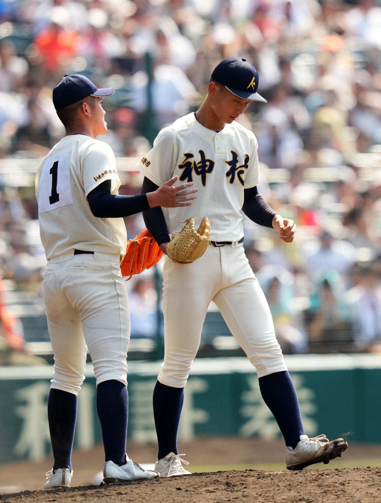 神村学園対仙台育英　2回裏途中、神村学園・黒木（右）にマウンドを託す松永（撮影・横山健太）