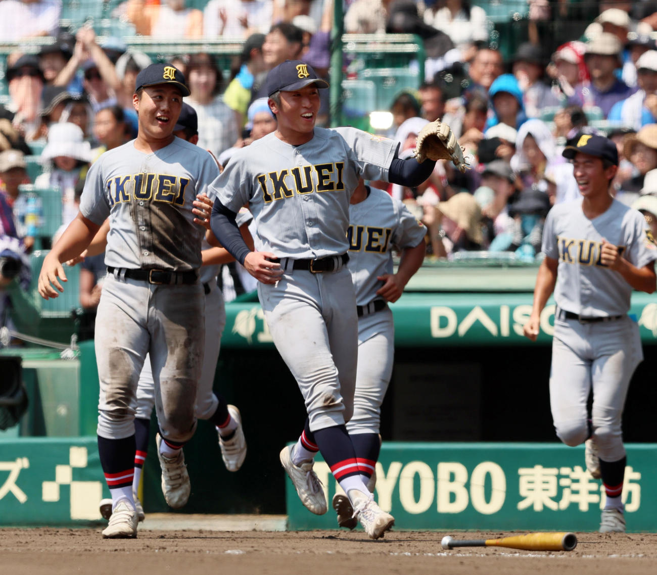 神村学園対仙台育英　9回表神村学園1死一、二塁、黒木は松尾龍を二ゴロ併殺に仕留めて試合終了となり勝利に笑顔を見せる（撮影・加藤哉）