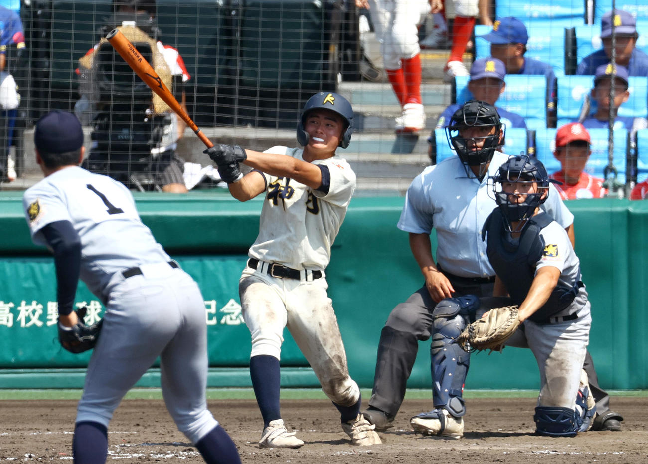 神村学園対仙台育英　5回表神村学園2死、今岡歩は右へ二塁打を放つ（撮影・上山淳一）