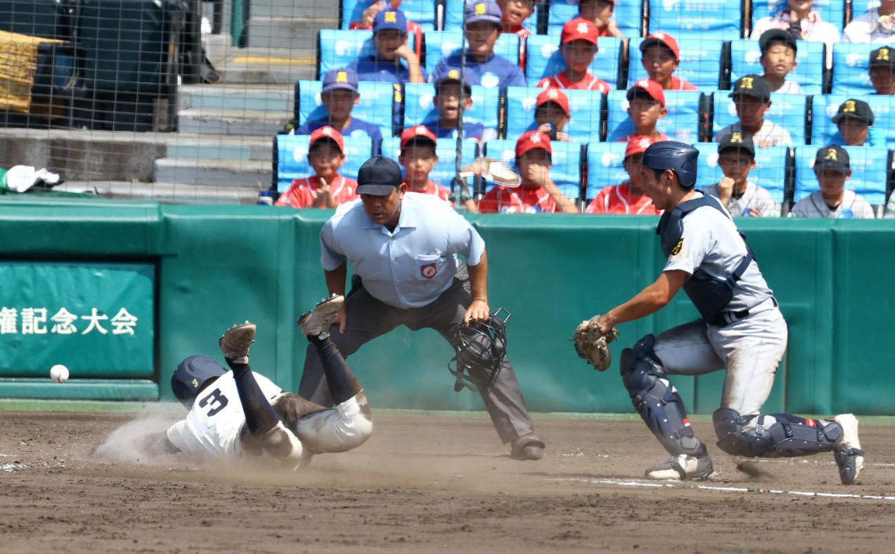 神村学園対仙台育英　5回表神村学園2死二塁、増田の右前適時打で生還する今岡歩（左）。捕手尾形（撮影・上山淳一）