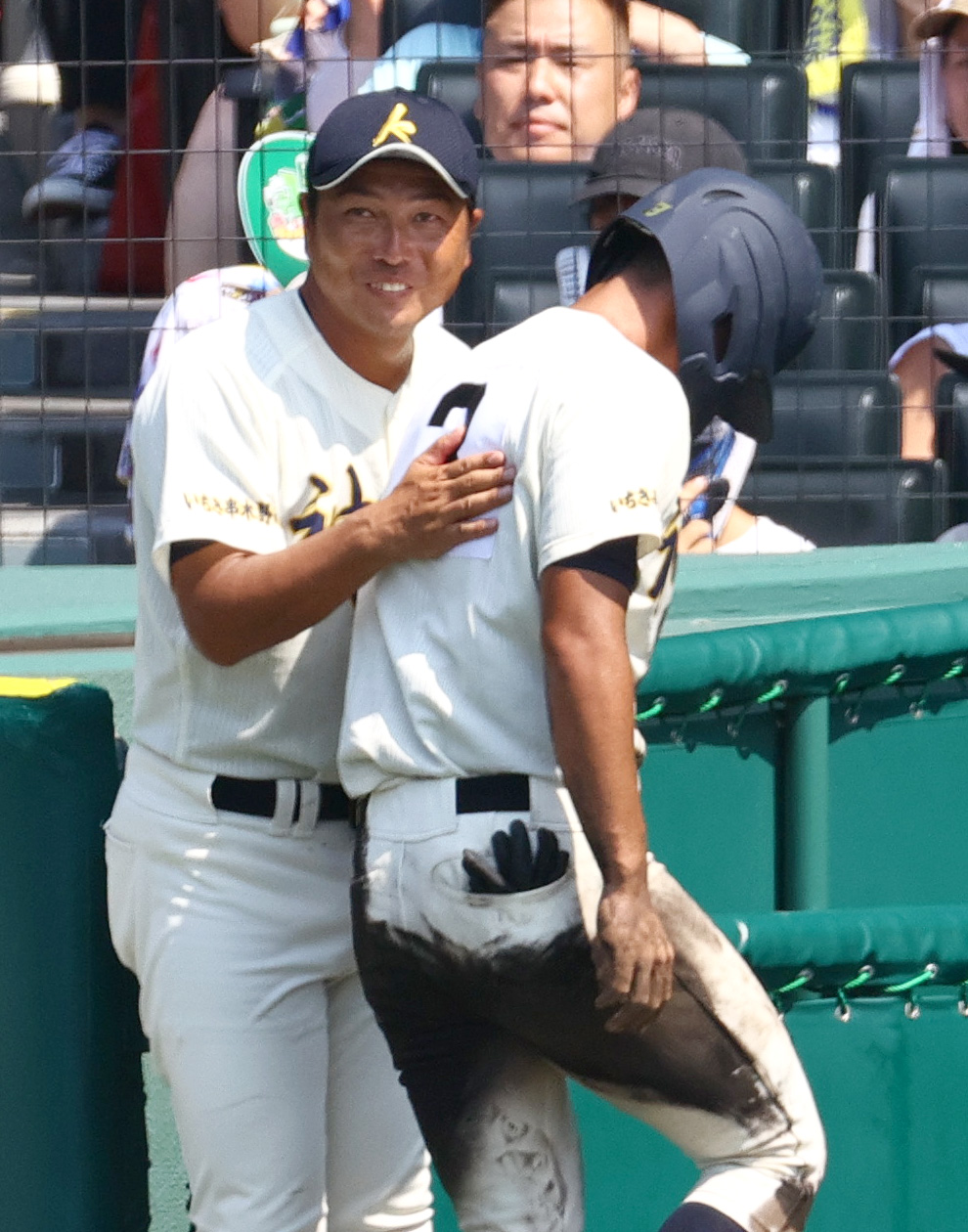 神村学園対仙台育英　5回表神村学園2死二塁、増田の右前適時打で生還の今岡歩（右）を笑顔で出迎える小田監督（撮影・上山淳一）