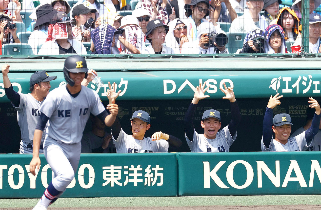 土浦日大対慶応　2回裏慶応2死二塁、小宅の中適時二塁打で先制し、盛り上がる慶応清原（右）ら（撮影・上山淳一）