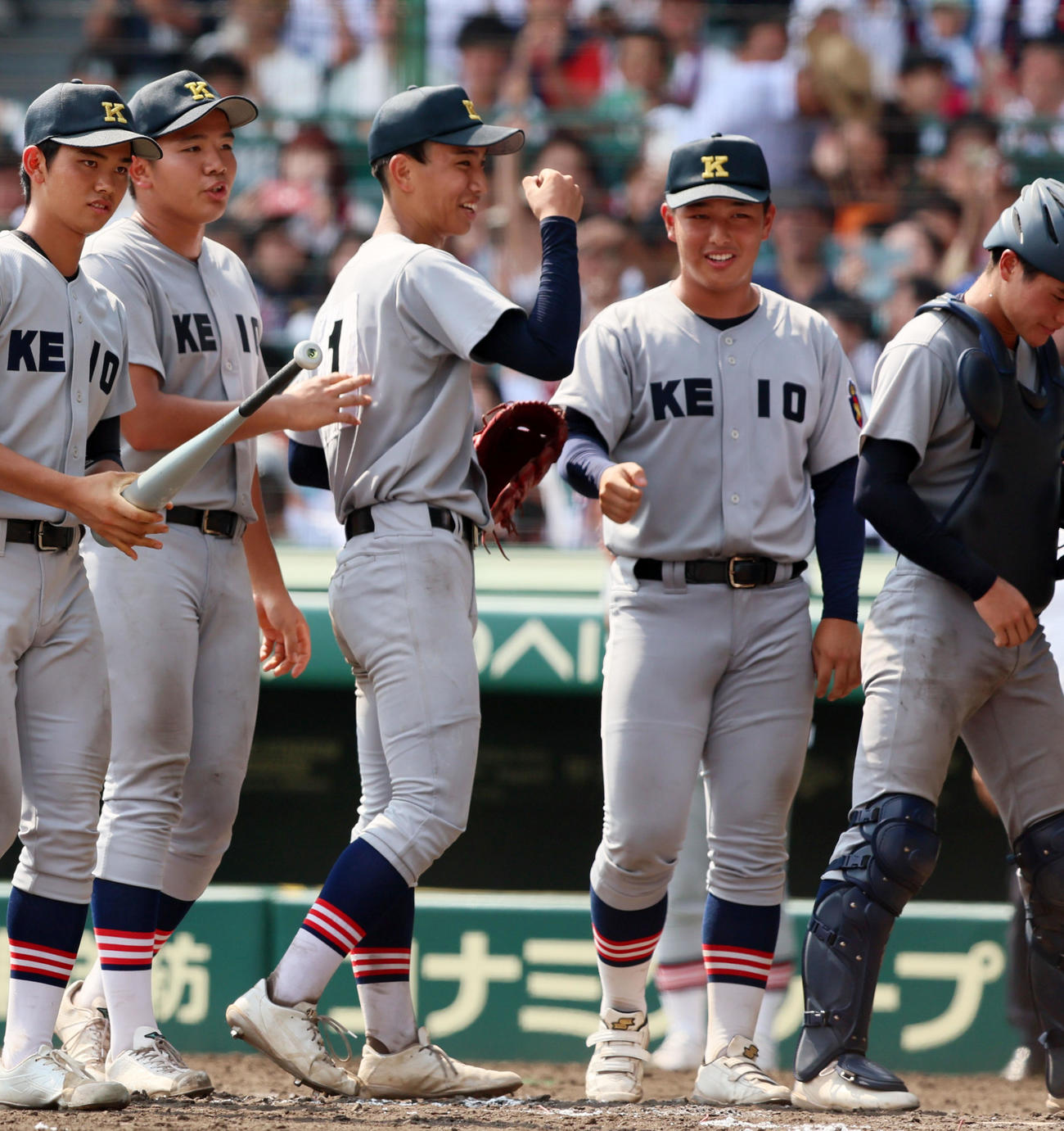 土浦日大対慶応　土浦日大に勝利し笑顔で小宅（左）とタッチする清原（撮影・加藤哉）