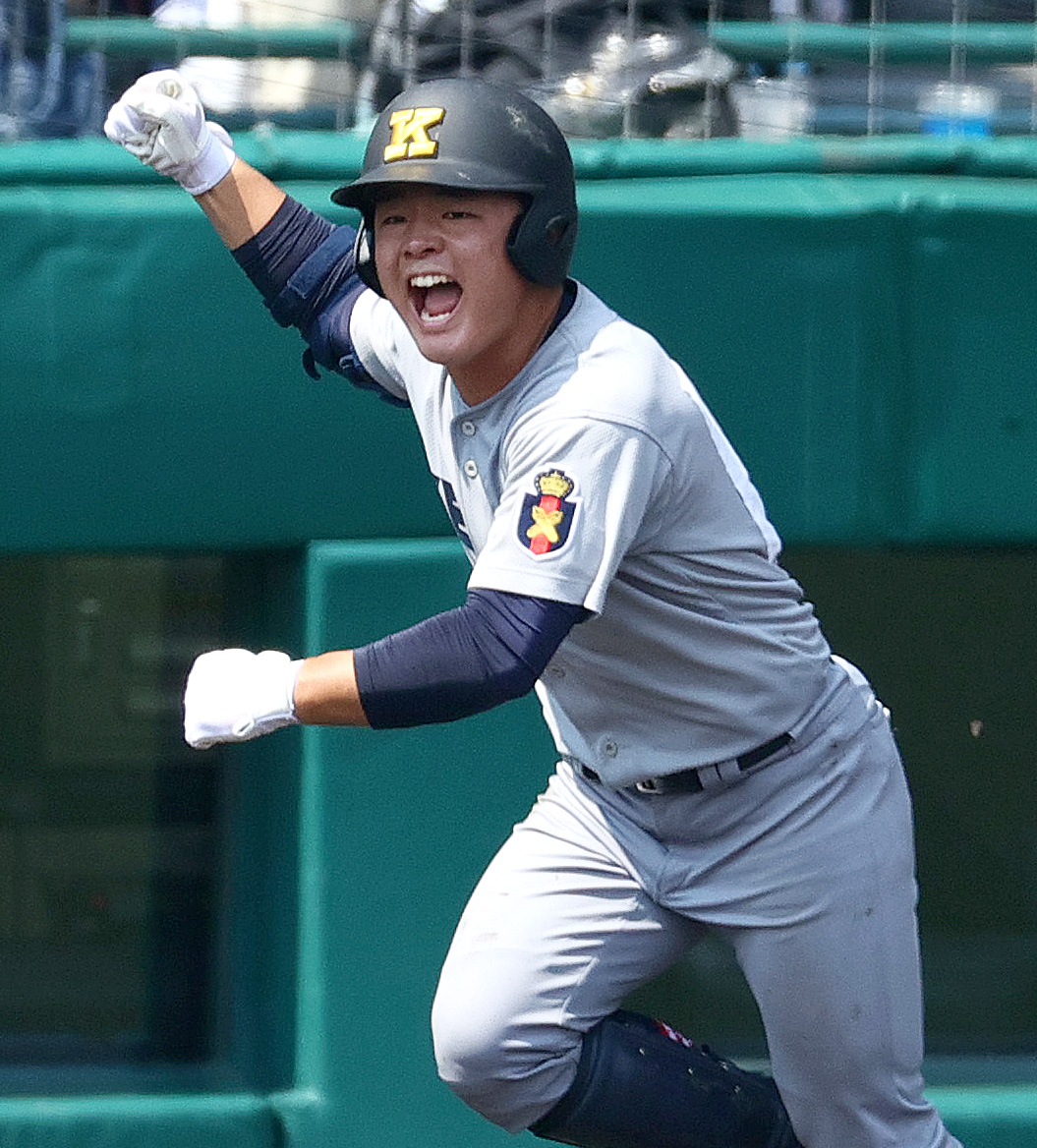 土浦日大対慶応　6回裏慶応1死三塁、大村は右前適時打を放ちガッツポーズで一塁へ向かう（撮影・上山淳一）