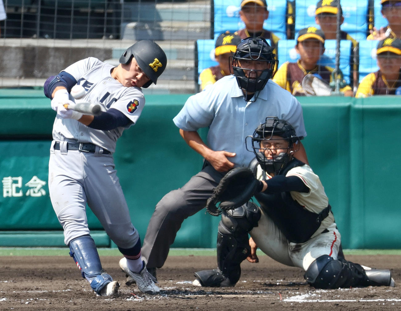 土浦日大対慶応　6回裏慶応1死三塁、大村は右前適時打を放つ（撮影・上山淳一）