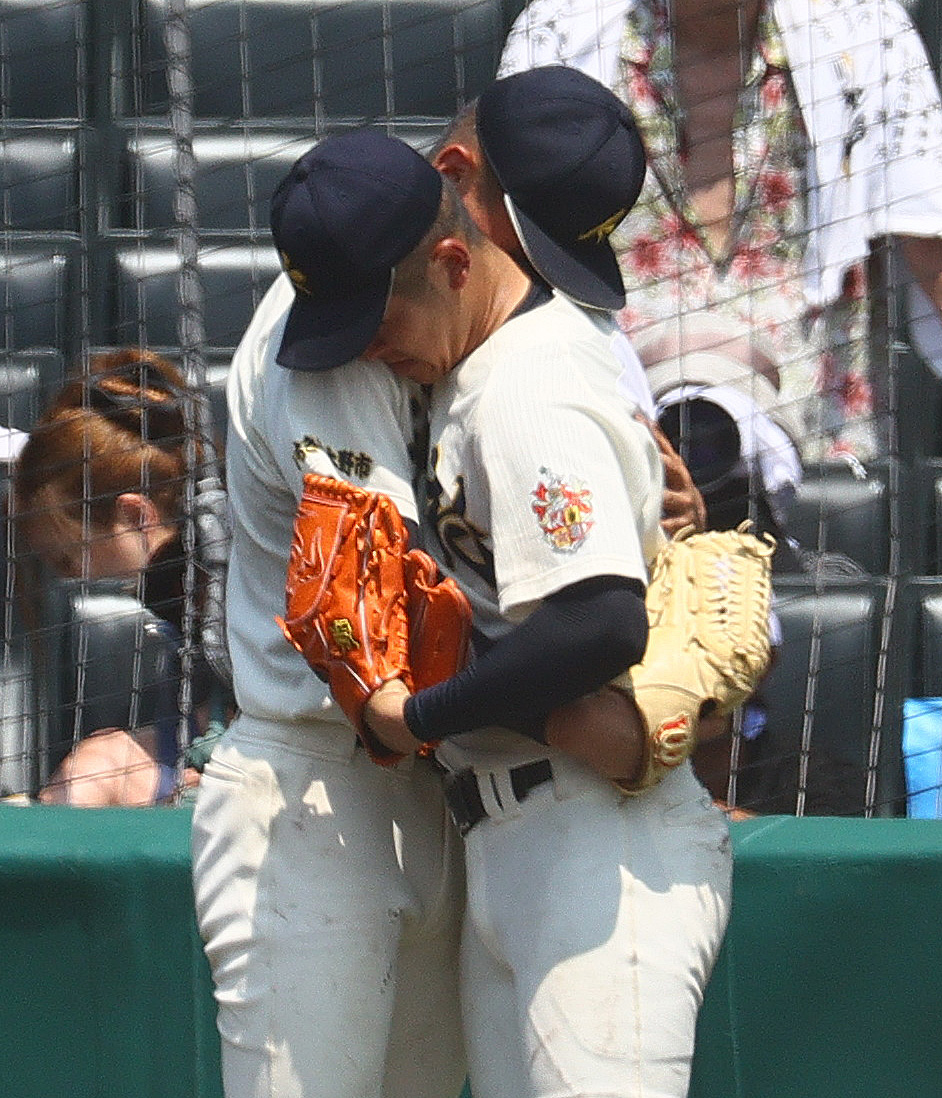 神村学園対仙台育英　仙台育英に敗れた神村学園の黒木（左）と松永は涙を流しながら抱き合う（撮影・上山淳一）