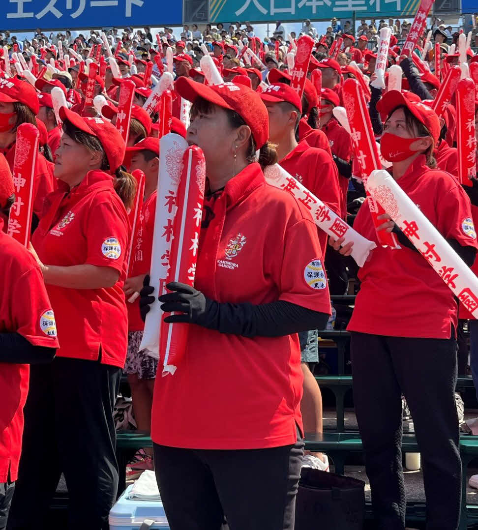仙台育英対神村学園　応援席から試合を見つめる黒木陽琉の母・咲子さん（撮影・永田淳）