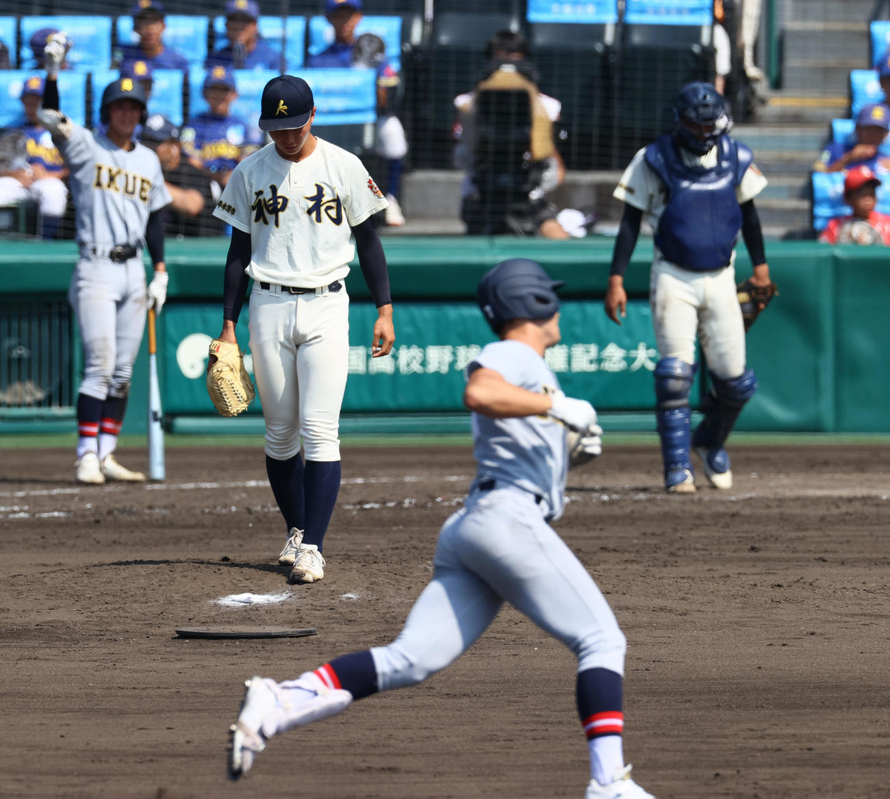 神村学園対仙台育英　3回裏仙台育英1死二塁、黒木（左から2人目）は鈴木（手前）に中越え2点本塁打を被弾する（撮影・上山淳一）
