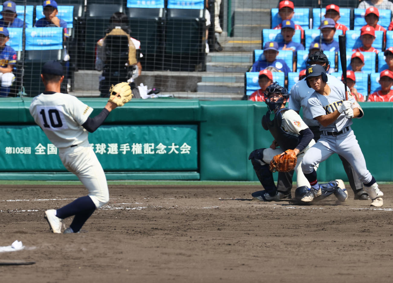 神村学園対仙台育英　4回裏仙台育英2死三塁、黒木（左）は湯浅の打球に反応し見事にキャッチする（撮影・上山淳一）