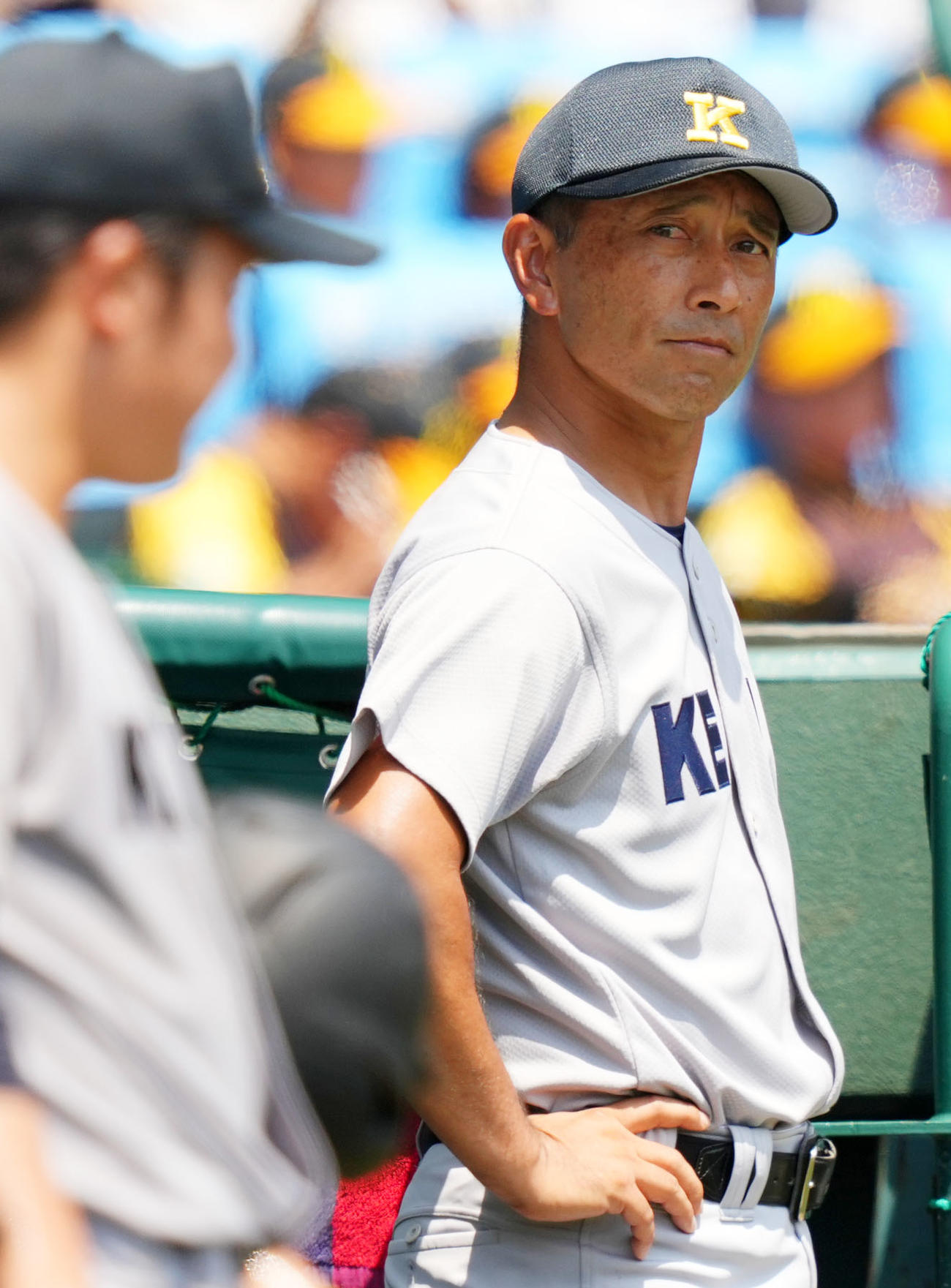 土浦日大対慶応　試合を見つめる慶応・森林監督（撮影・横山健太）