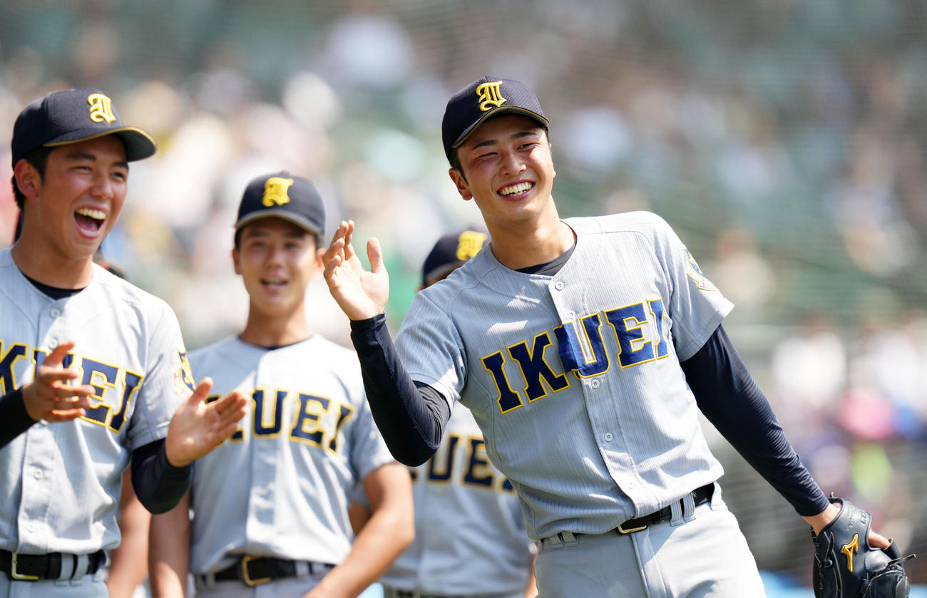 神村学園対仙台育英　5回表を終えナインと笑顔でタッチを交わす仙台育英・高橋（右）（撮影・横山健太）