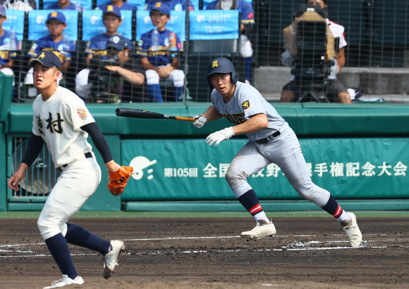 神村学園対仙台育英　2回裏仙台育英無死、尾形は中前打を放つ（撮影・上山淳一）