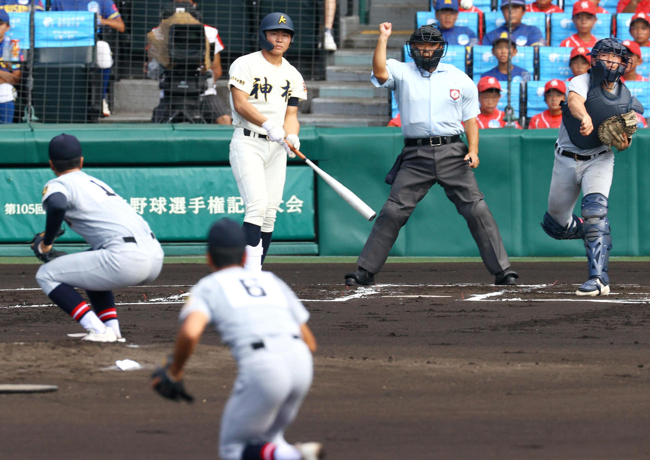 神村学園対仙台育英　1回表神村学園2死一塁、打者正林の時に走った増田をアウトにする捕手尾形（撮影・上山淳一）