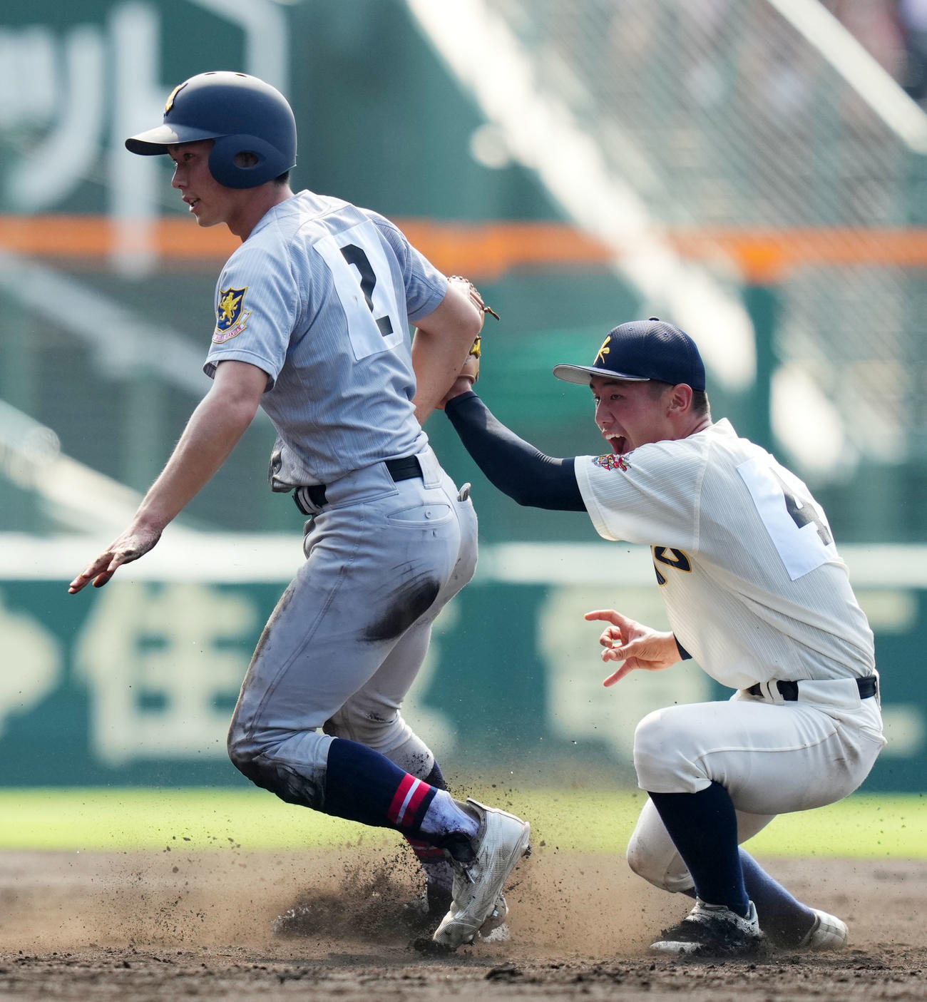 神村学園対仙台育英　2回裏仙台育英1死一塁、二棟を決める尾形（左）（撮影・横山健太）