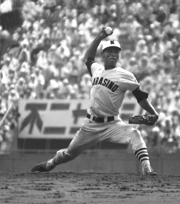 甲子園で力投する習志野時代の小川淳司投手（1975年撮影）