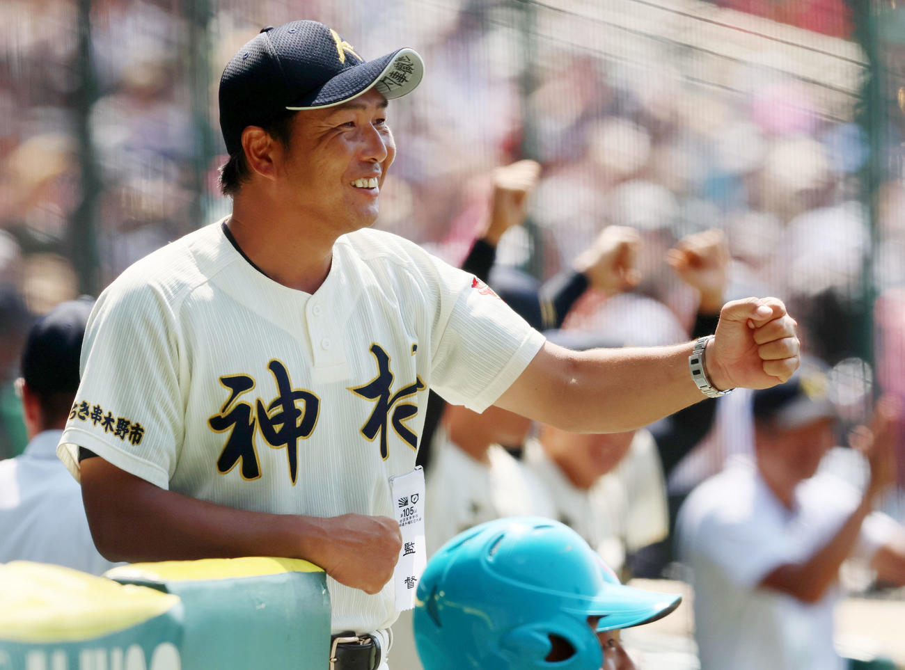 神村学園対仙台育英　5回裏神村学園2死二塁、増田の右適時打にベンチで笑顔を見せる小田監督（撮影・加藤哉）