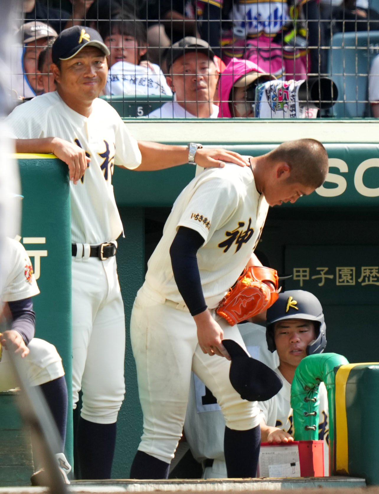 神村学園対仙台育英　2回裏途中、マウンドを降りた神村学園・松永（左）に声をかける小田監督（撮影・横山健太）