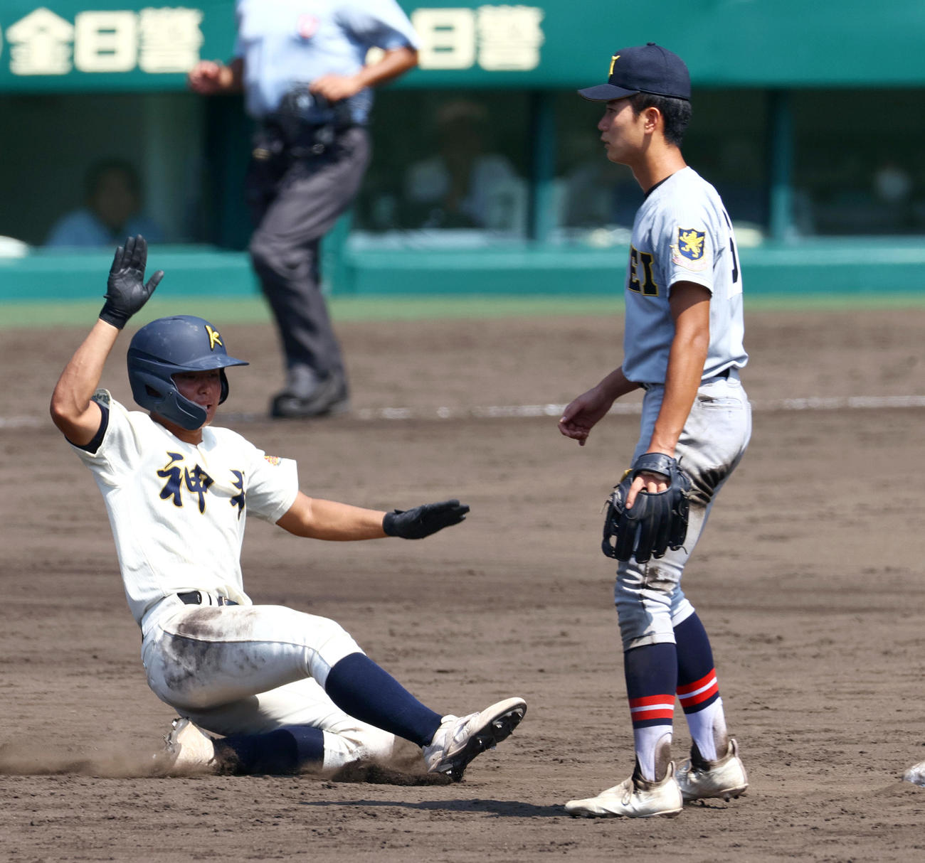 神村（左）学園対仙台育英　5回表神村学園2死、今岡歩は右へ二塁打を放つ（撮影・上山淳一）