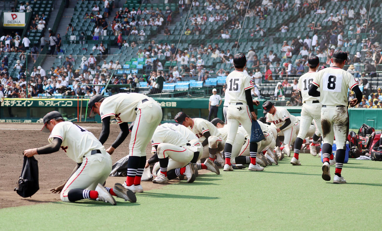土浦日大対慶応　慶応に敗れ甲子園の土を集める土浦日大ナイン（撮影・加藤哉）