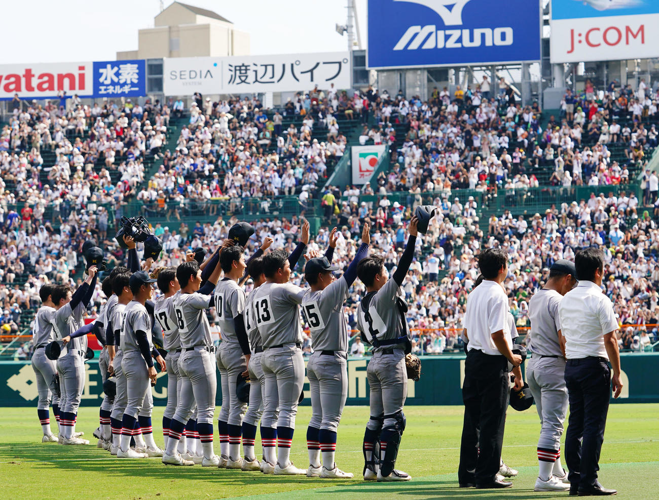 土浦日大対慶応　決勝進出を果たし声援に応える慶応ナイン（撮影・横山健太）