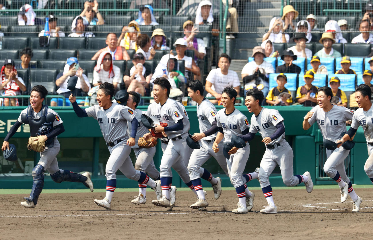 土浦日大対慶応　土浦日大に勝利し、応援席に向かって笑顔で駆けだす慶応ナイン（撮影・上山淳一）