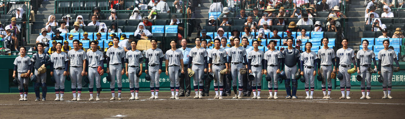 土浦日大対慶応　土浦日大に勝利し、決勝進出を決めた慶応ナイン。左から大村、渡辺憩、清原、安達、小宅、鈴木、村上、飯田、山本、延末、福井、渡辺千、足立、笠井、宮尾、八木、松井、丸田、加藤（撮影・上山淳一）