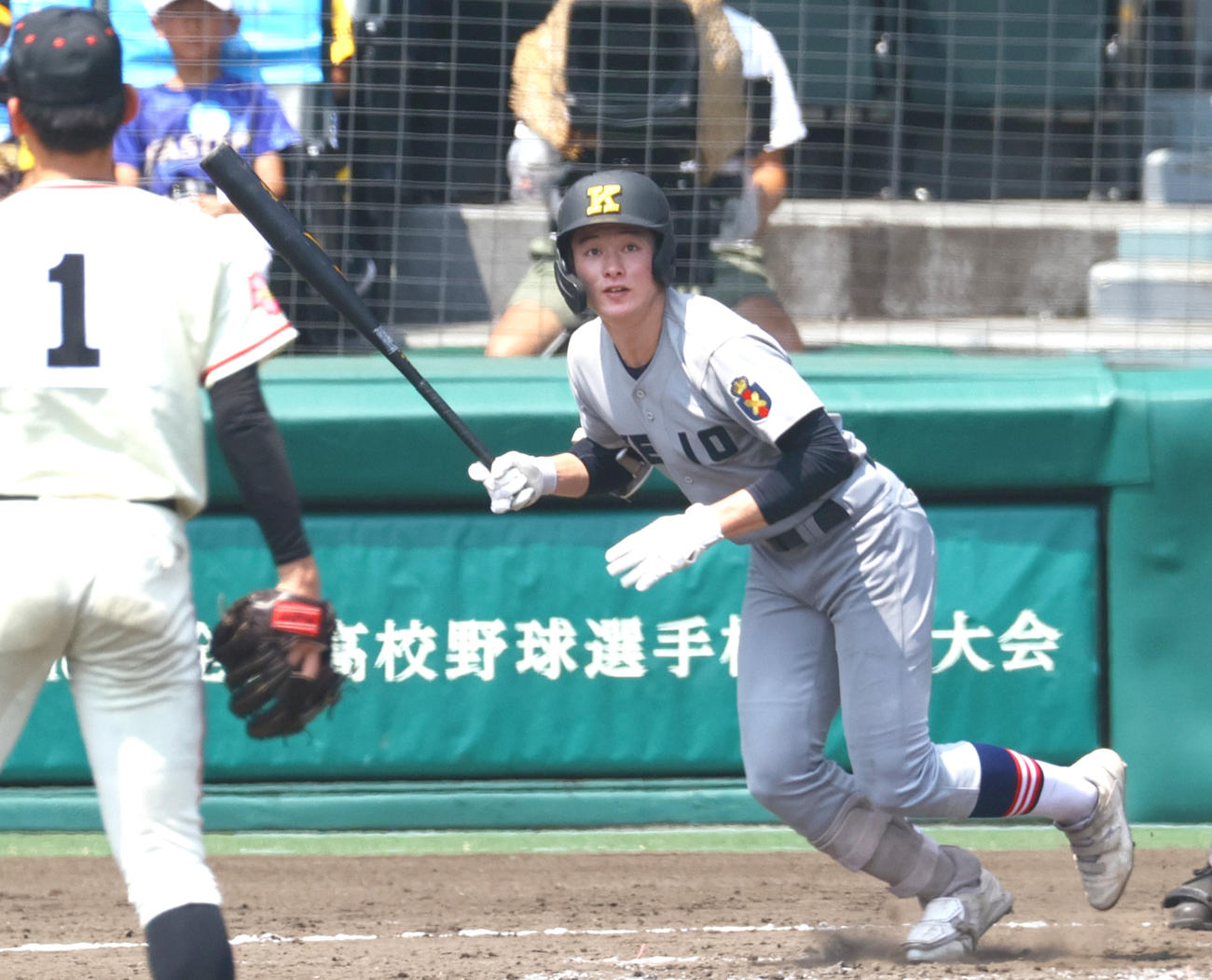 土浦日大対慶応　5回裏慶応無死一塁、丸田は中前打を放つ（撮影・上山淳一）