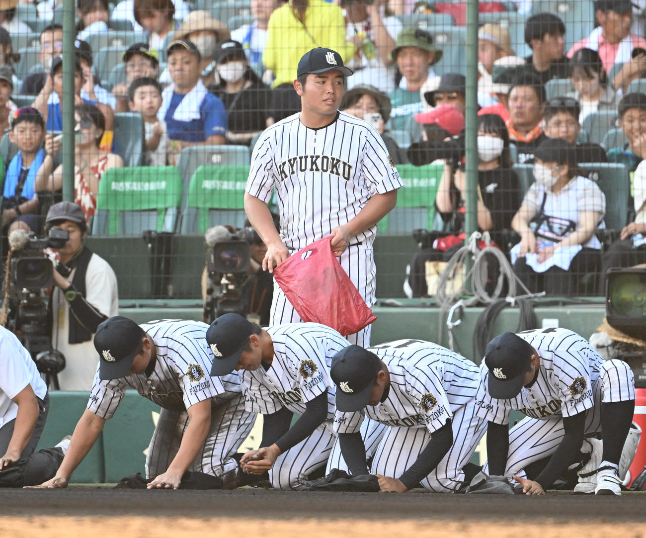 土浦日大対九州国際大付　試合を終えチームメートの土集めを待つ九州国際大付・佐倉（中央後方）（撮影・清水貴仁）