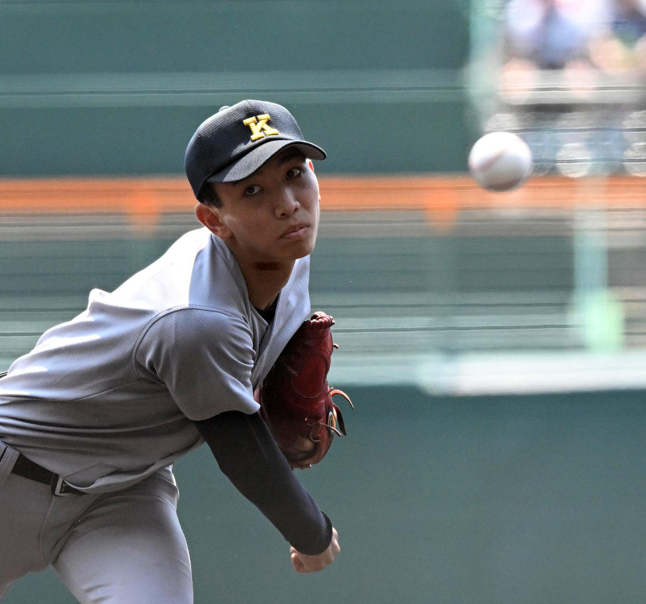 慶応対土浦日大　土浦日大を完封した慶応先発の小宅（撮影・前岡正明）