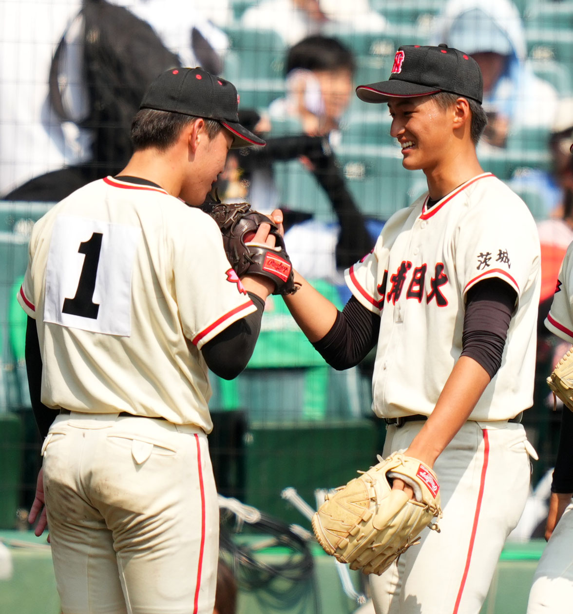 土浦日大対慶応　試合後のキャッチボールを終えタッチを交わす土浦日大・藤本（左）と小森（撮影・横山健太）