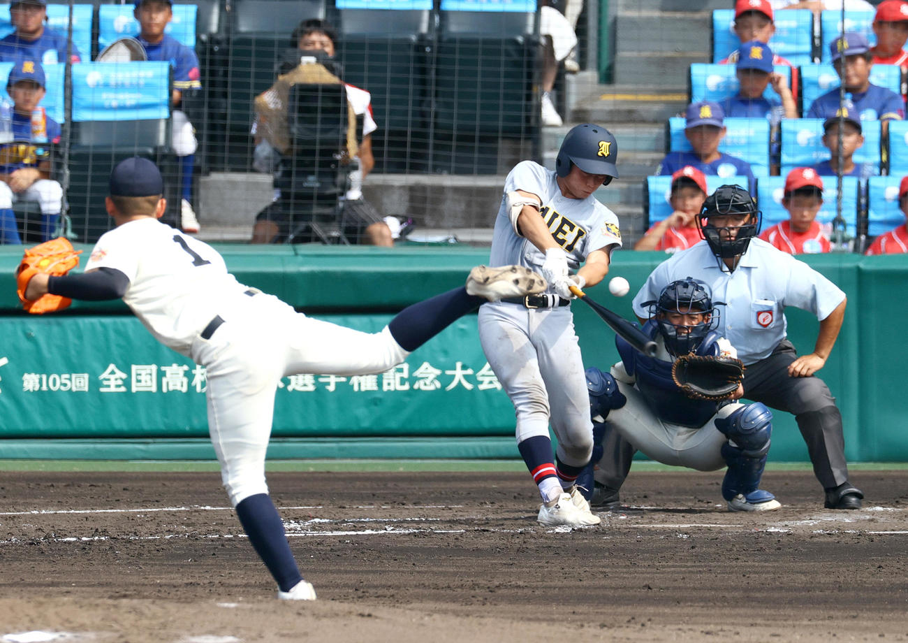神村学園対仙台育英　2回裏仙台育英無死、尾形は中前打を放つ（撮影・上山淳一）