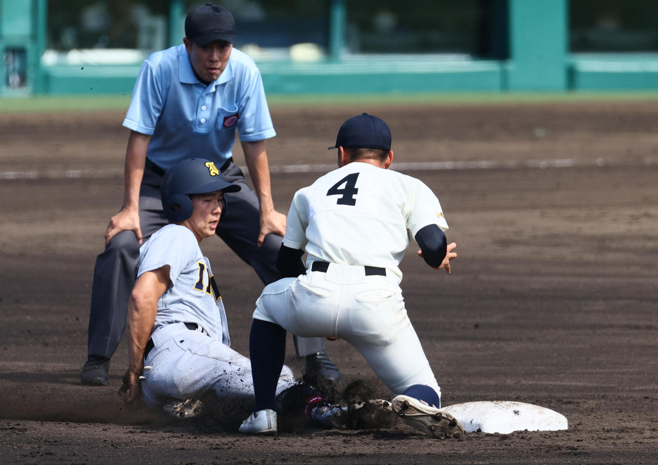 神村学園対仙台育英　2回裏仙台育英1死一塁、一走尾形は二盗を決める。野手松尾（撮影・上山淳一）